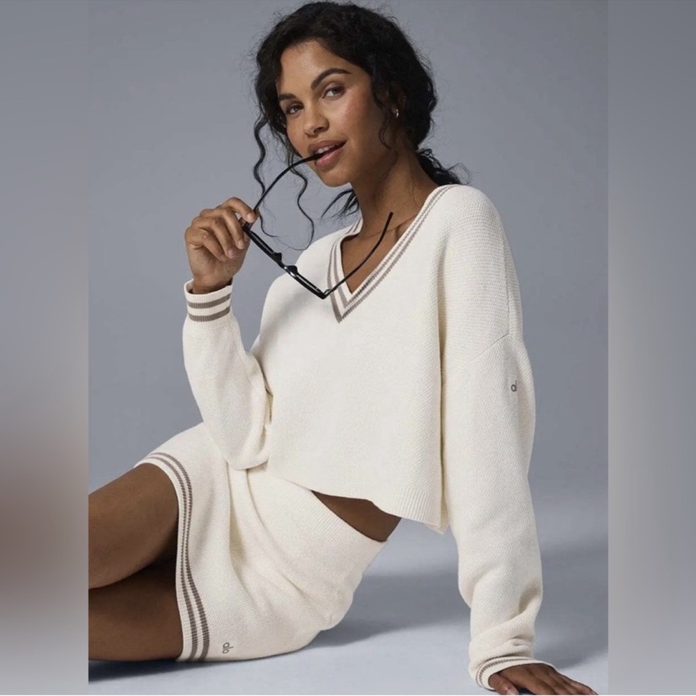 Alo Tennis Club Sweater Knit V-Neck Pullover Ivory Crram